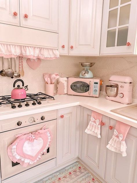 Budget Kitchen Cabinets, Cocina Shabby Chic, Pink Kitchen Decor, Chic Kitchen Decor, Layout Kitchen, Shabby Chic Kitchen Decor, Makeover Kitchen, Cabinets Makeover, Wallpaper Kitchen