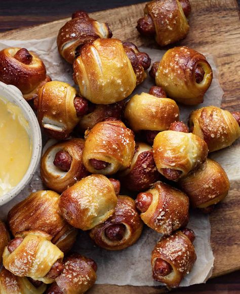 Pretzel Pigs in a Blanket Pretzel Pigs In A Blanket, Cheddar Cheese Recipes, Kitchy Kitchen, Pizza Crust Dough, Beer Cheese Dip, Cheddar Cheese Sauce, Easy To Make Appetizers, Finger Foods Easy, Homemade Pizza Dough