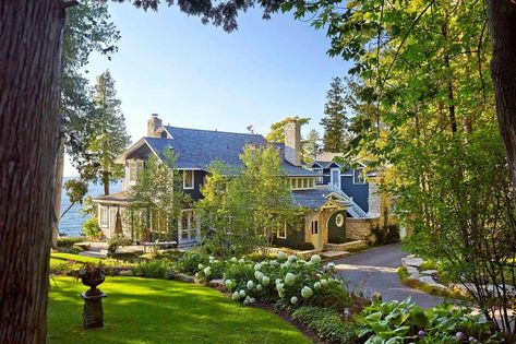 Romantic cottage with charming interiors on the shores of the Great Lakes Town Homes, Cottage Lake, Cottage Exterior, Romantic Cottage, Door County, Shabby Cottage, Shabby Chic Homes, Architectural Digest, Great Lakes