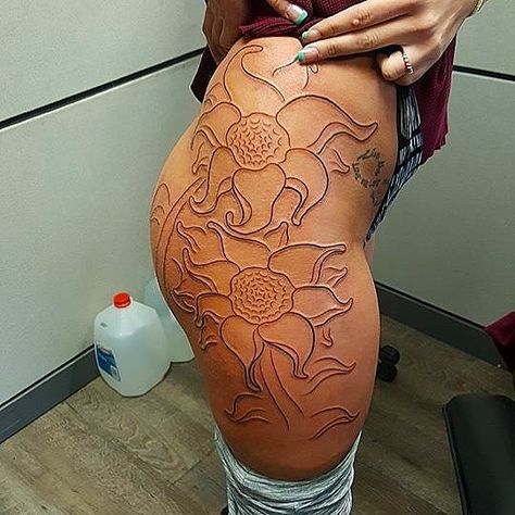 Side Tattoos Women Hip Thighs, Tattoo Design Ideas For Women, Upper Leg Tattoos, Side Hip Tattoos, Side Tattoos Women, Hip Tattoo Designs, Thigh Tat, Hip Thigh Tattoos, Beautiful Hips