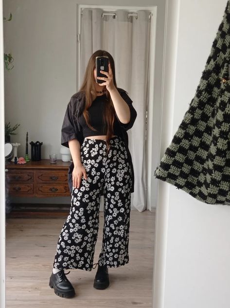 Platform Loafers Outfit Plus Size, Chunky Loafers Summer Outfit, Chunky Loafers Outfit Plus Size, Loafers Outfit Plus Size, Plus Size Loafers Outfit, Chunky Loafers Outfit Summer, Oversized Pants Outfit, Flower Pants Outfit, Platform Loafers Outfit