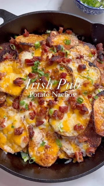 RachaellsRecipes on Instagram: "I promise you that this won’t last five minutes after you take this out of the oven. But then again, how can you go wrong with nachos! Irish Pub Style Potato Nachos 3-4 russet potatoes 1-2 cups cheese (white cheddar, yellow cheddar, cheddar jack) 3 tbsps olive oil 1.5 tbsp paprika 1 tbsp onion powder 1 tbsp garlic powder Salt and pepper 1/2 cup chopped green onion (3-4 stalks) 8 oz bacon (this is about half a pack) Sour cream to serve Follow instructions on bac Pub Potatoes, Irish Recipes Appetizers, Baked Nachos, Dinner Recipe Ideas, Potato Nachos, Cooking Recipes For Dinner, Tasty Chicken, Veggie Side Dishes, Irish Recipes