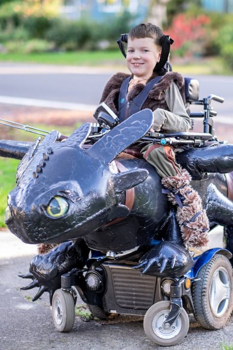 Wheelchair Costumes: Nonprofit Organization Makes Halloween Truly Magical Nerd Food, Toothless Costume, Wheelchair Costumes, Diy Fantasia, Epic Halloween Costumes, Epic Costumes, Top Halloween Costumes, Amazing Halloween Costumes, Disabled Children