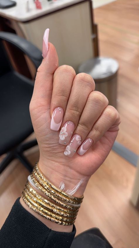 Latina Almond Nails, Quince Nails Champagne Short, Quince Nail Inspo Pink, Light Pink Flower Nails Acrylic, Light Pink French Tips With Flowers, Latina Nails Acrylic, Latina Acrylic Nails Short, Hispanic Nails, White Frenchies With Flowers Nails