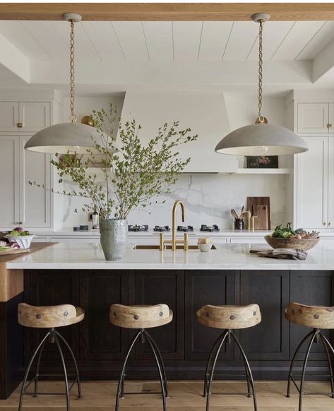 Beige Kitchen Cabinets, Organic Modern Kitchen, Top Kitchen Trends, Diy Backsplash, Beige Kitchen, Stunning Kitchens, Kitchen Pendants, Kitchen Inspiration Design, Kitchen Trends