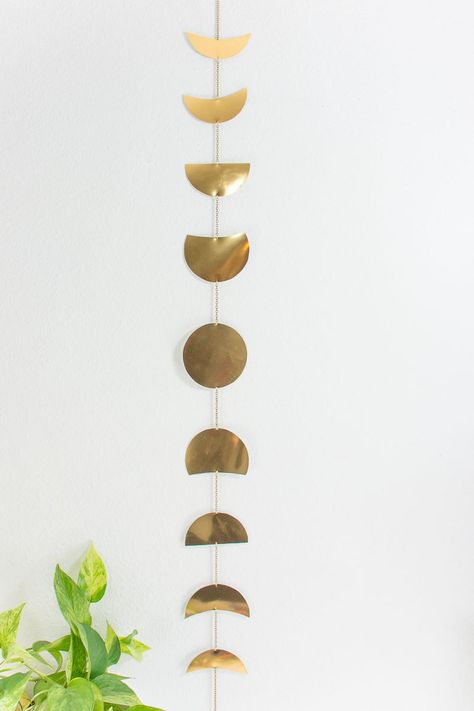 DIY moon phases wall garland: Make this easy moon phases wall hanging with gold… Diy Moon, Diy Wand, Gold Foil Paper, Metal Tree Wall Art, Moon Wall Art, Diy Simple, Wall Hanging Diy, Gold Diy, Witchy Decor