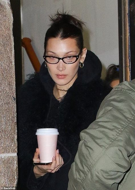 Woman With Glasses, Sherilyn Fenn, Glasses Inspiration, Bella Hadid Outfits, Bella Hadid Style, Hadid Style, Stylish Glasses, Wearing Glasses, Irina Shayk