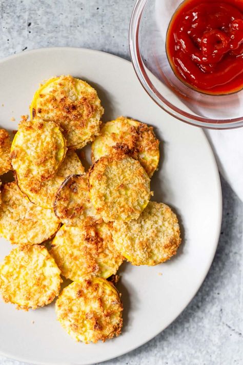 Air fryer squash is so easy and crispy! This recipe cooks up in less than 10 minutes and is crunchy and a delicious side dish. This air fried summer squash is a genius way to use any zucchini or yellow squash you have. Air Fried Yellow Squash Recipes, Air Fryer Squash, Fried Squash Recipes, Fried Yellow Squash, Squash Chips, Squash Fries, Squash Fritters, Yellow Squash Recipes, Summer Squash Recipes