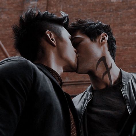 Malec Kiss, Clary Y Jace, Malec Shadowhunters, Harry Shum Jr, Magnus And Alec, Shadowhunters Malec, Clary Fray, Matthew Daddario, Alec Lightwood