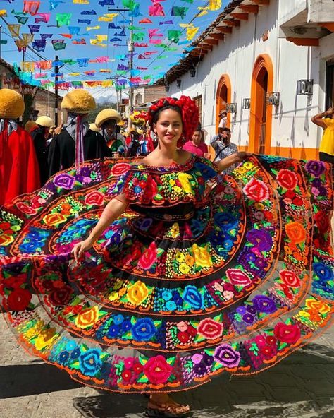 Ropa típica de diferentes regiones de México | Mano Mexicana Chiapas Dress, Mexico Dress, Mexican Quinceanera, Mexican Quinceanera Dresses, Traditional Mexican Dress, Ballet Folklorico, Outfits For Mexico, Mexican Fashion, Mexican Outfit