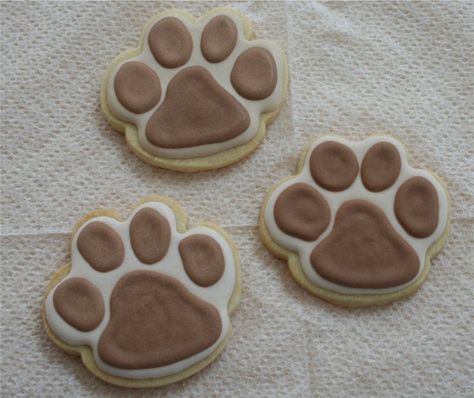 paw prints - NFSC with royal icing (cream colored for the background and mixed with cocoa for the "pads").  These were for a fundraiser for Pets on Wheels. Pawprint Cookies Decorated, Wolf Cookies, Cookie Recipes Decorating, Dog Cupcakes, Dog Themed Parties, Dog Birthday Cake, Sugar Cookie Designs, Cookie Decorating Ideas, Cat Cake