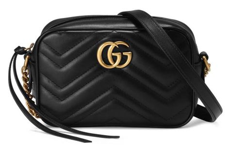 Shop the GG Marmont matelassé mini bag by Gucci. The mini GG Marmont chain shoulder bag has a softly structured shape and a zip top closure with Double G hardware. The chain shoulder strap has a leather shoulder detail. Made in matelassé leather with a chevron design and GG on the back. Gucci Purse Outfit, Gg Marmont Matelassé Mini Bag, Gucci Gg Marmont Matelasse, Gucci Gifts, Gucci Purse, Gucci Purses, Roshe Run, Gucci Gg Marmont, Gg Marmont