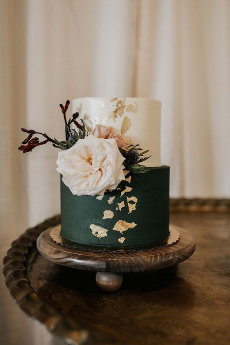 Emerald Wedding Cake, Wedding Cake Emerald Green, Bohemian Cake, Emerald Green Wedding, Green Wedding Cake, Fake Wedding, Wedding Cake Roses, Green Themed Wedding, Elegant Wedding Inspiration