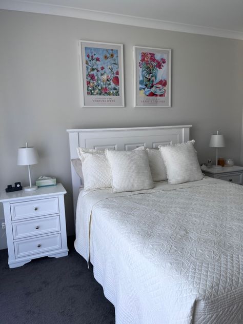 White Frame Bedroom Ideas, White Bed Frame Queen, White Full Bed Frame, White Bed White Walls, White Bed Frame Aesthetic, Frame Above Bed, White Bed Frame Bedroom Ideas, White Headboard Bedroom, Bed Frame Wall