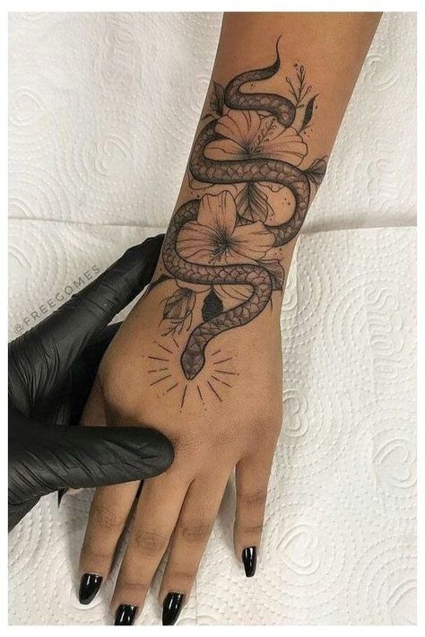 Hand Tattoos #tattoo #tattooideas #handtattoo #handtattooideas #handtattoosforwomen #handtattoodesigns Tato Henna, Snake Tattoo Design, Inspiration Tattoos, Forearm Tattoo Women, Gorgeous Tattoos, Hand Tattoos For Women, Dope Tattoos For Women, Stylist Tattoos, Small Hand Tattoos