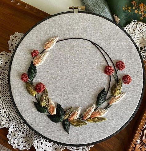 Embroidery Flower Stitches, Flower Stitches, Hand Stitch Embroidery, Beaded Tassels Diy, Embroidered Wreath, Hand Embroidery Patterns Free, Diy Embroidery Designs, Embroidery Tutorial, Pola Sulam