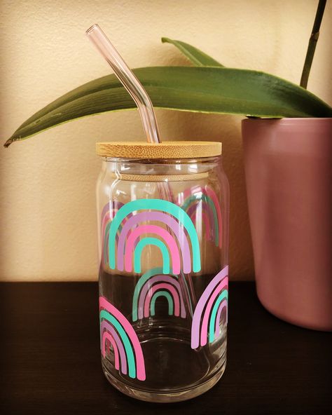 Soda Glass Design, Glass Jar Cups, Glass Cups With Vinyl Cute Ideas, Preppy Cups, Bling Mugs, Glass Tumbler Design, Yeti Cup Designs, Beer Glass Cups, Rainbow Coffee