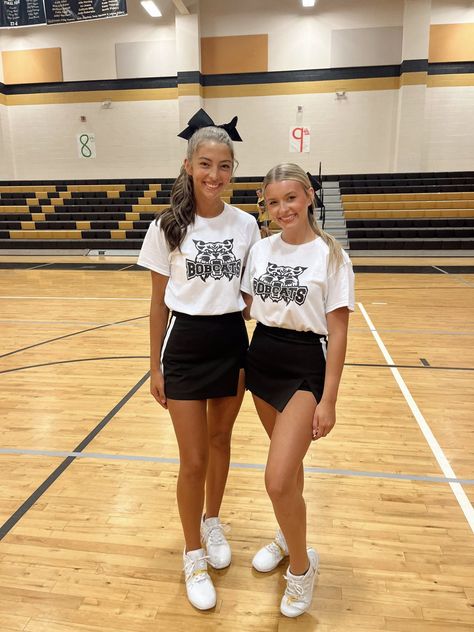 cheerleaders peprally outfit Aesthetic Cheerleader Outfits, Cheerleading Uniform Aesthetic, Cheerleading Outfits Aesthetic, Cheer Practice Outfits Allstar, Cheer Camp Outfits, Cheerleader Aesthetic Middle School, Cheer Camp, Cute Cheer Pictures, Cheers Photo