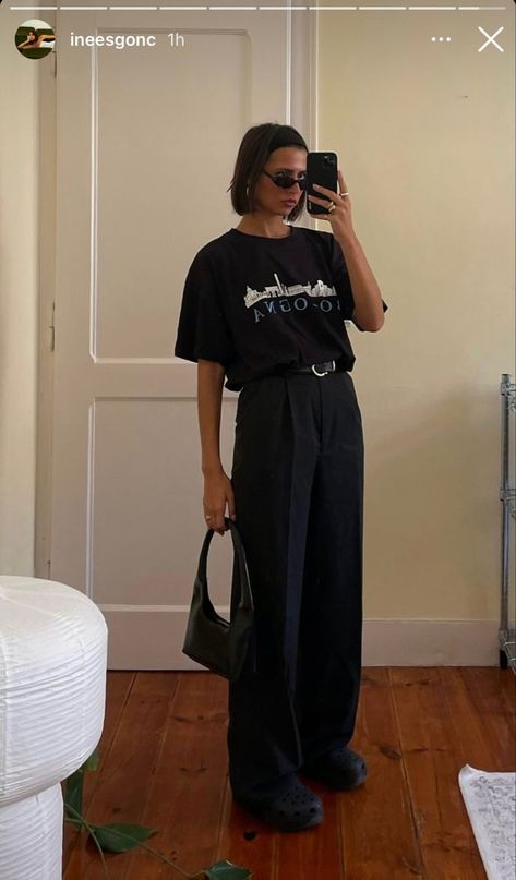 Adidas Trousers Outfit, Black Trouser Outfit, Printed Tshirt Outfit, Black Tshirt Outfit, Ootd Work, Black Top Outfit, Formal Streetwear, Wardrobe Revamp, Adidas Trousers