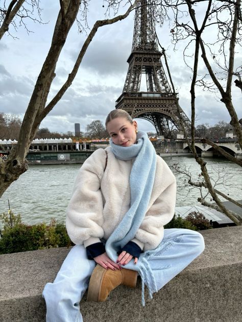 Rome Aesthetic Outfit Winter, Paris Fits Winter, Winter In Paris Aesthetic, Autumn Travel Outfit, 2025 Winter Trends, Paris Winter Outfit Ideas, Europe Winter Aesthetic, Museum Outfit Winter, London Inspo Pics