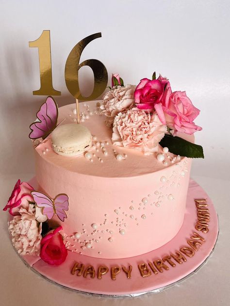 Sixteen Birthday Cake Aesthetic, Sweet 16 Cake Decorations, Sixteenth Birthday Cake Ideas, Pink Sweet 16 Birthday Cake, 16th Birthday Cake Ideas Girl, 16tg Birthday Cake Ideas, 16th Birthday Cake Sweet Sixteen, Sweet 16 Cakes Aesthetic, Sweet 16 Bday Cakes