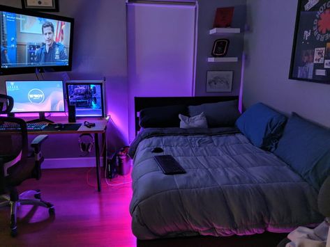 For a rainy night in, nothing beats being in my cozy room! - 9GAG Gamer Bedroom, Small Game Rooms, Mens Bedroom Decor, Chill Room, Boy Bedroom Design, Bedroom Setup, Small Room Design, Room Design Bedroom, Dream Room Inspiration