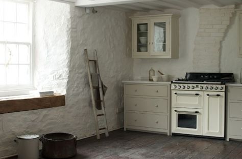 Modern Country Style: Modern Country Loves: Smeg Victoria Range Cooker Click through for details. Cream Smeg, Smeg Victoria, Freestanding Oven, Modern Country Kitchens, Dual Fuel Range Cookers, Devol Kitchens, Single Wall Oven, Modern Country Style, Gas Hob