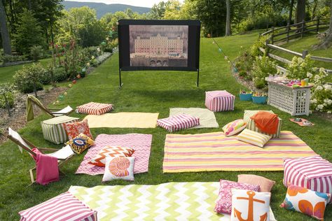 Genius Outdoor Movie Ideas for an Epic Summer Night - The Girl Creative Open Air Kino, Outdoor Movie Party, Backyard Movie Theaters, Bbq Decorations, Deco Cinema, Backyard Movie Party, Backyard Movie Nights, Outdoor Cinema, Backyard Movie