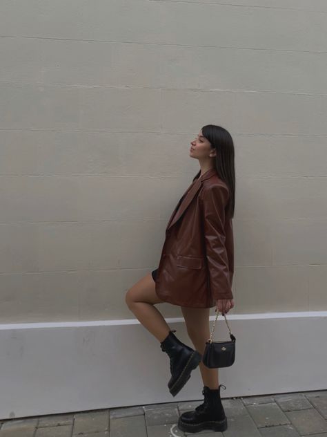 Girl with brown outfit including high doctor martens and brown lather jacket Brown Blazer Outfit, Brown Leather Jacket Outfit, Dark Spring, Outfit Botas, Blazer Outfit, Style Dark, Brown Leather Shoes, Leather Jacket Outfits, Influencers Fashion