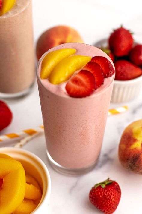 Smoothie No Yogurt, Strawberry Smoothie Without Yogurt, Peach Smoothie Bowl, Strawberry Peach Smoothie, Smoothie Combinations, Smoothie Without Yogurt, Peach Smoothie Recipes, Homemade Milkshake, Peach Strawberry