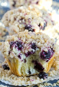 Blueberry Muffins With Streusel Crumb Topping | OMG Chocolate Desserts Bluberry Muffins, Large Muffins, Blueberry Crumb Muffins, Blueberry Streusel, Crumb Muffins, Bakery Style Muffins, Streusel Muffins, Favorite Breakfast Recipes, Simple Muffin Recipe