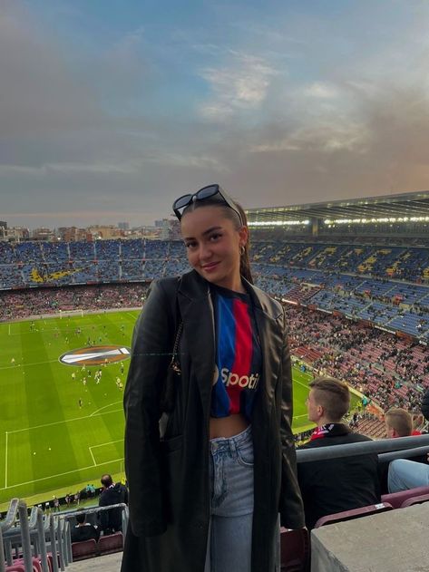 Barcelona Soccer Game Outfit, Football Women Outfits, Barcelona Shirt Outfits, Soccer Match Outfit Woman, Barca Jersey Outfit, Barcelona Jersey Outfit, Soccer Shirt Outfit, Football Shirt Outfit Women, Soccer Outfits For Women