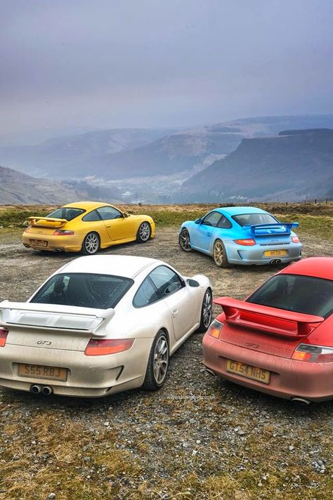 porches in dirt, never seen something like this but I love it Dreamworld Aesthetic, 996 Gt3, Used Bus, Mercedes Wallpaper, Porsche 996, Porsche Club, Porsche Gt3, Gt3 Rs, Porsche Cars