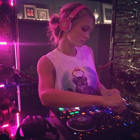 Paris Hilton Dj, Girl Dj, Sofi Stadium, New Dj, Reality Tv Stars, Big Show, Instagram Analytics, Modeling Career, Paris Photos