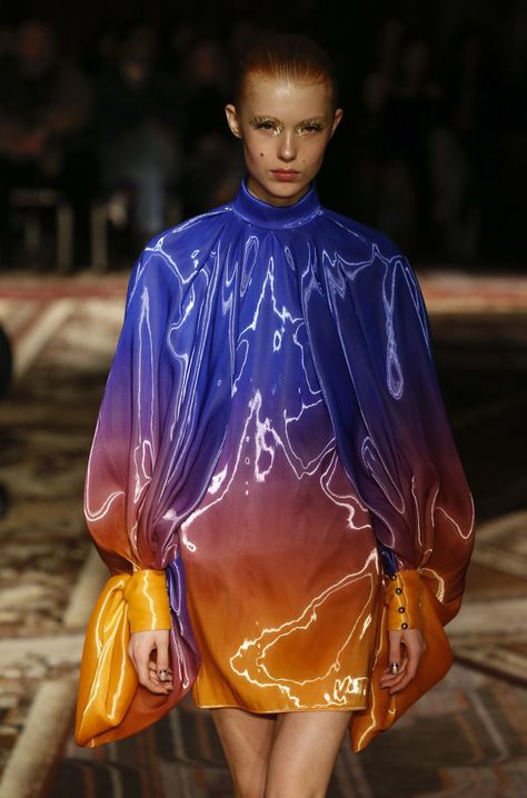 Halpern RTW Fall 2019 Space Fashion, Futuristic Fashion, Fashion Details, Couture Fashion, Runway Fashion, Baby Fashion, Fashion Art, Fashion Models, High Fashion