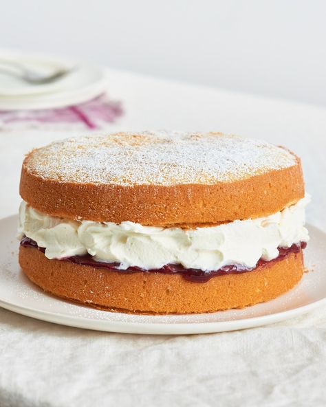 This Classic and Easy British Victoria Sponge Cake Will Make You Feel Like Mary Berry. If you need some simple and easy FAST baking ideas for parties, this is your go to. Fill a tasty and light victoria sandwich with your favorite jam or jelly and top with whipped cream. Jam And Cream Sponge Cake, Strawberry And Cream Sponge Cake, Vegan Victoria Sponge, Victoria Sponge Recipe, 50s House, Sponge Cake Filling, Sponge Recipe, Cake Filling, How To Make Cream