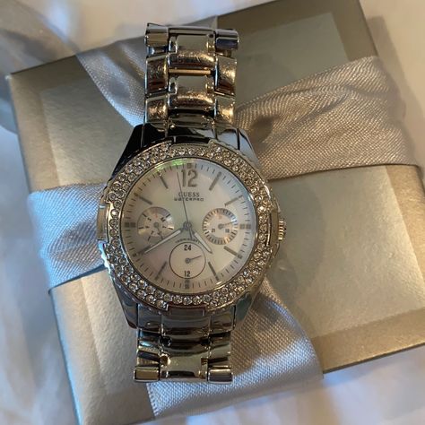 Guess Watches Women Silver, Guess Watches Women, Collares Aesthetic, Swarovski Watch, Guess Women Watches, Guess Watches, Silver Watches, Swarovski Watches, Crystal Watch