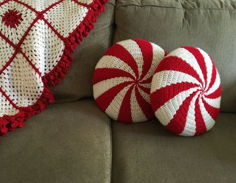 Greetings fellow creatives and crocheters! If you're looking for amazing creative ideas and free crochet patterns, don't hesitate to click the link above! 🦆 Crochet Peppermint Pillow, Crochet Candy Cane Pillow, Christmas Crochet Pillow, Pillow Cover Pattern, Candy Pillows, Christmas Crochet Blanket, Crochet Christmas Hats, Crochet Cushion, Holiday Crochet