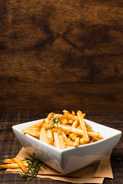 Bowl of french fries on wood table | Free Photo Rooftop Kitchen, Potato Nuggets, Homemade Beef Burgers, Box Makanan, Food French Fries, Burger Photography, Cocktail Images, Yummy Fries, French Fries Recipe