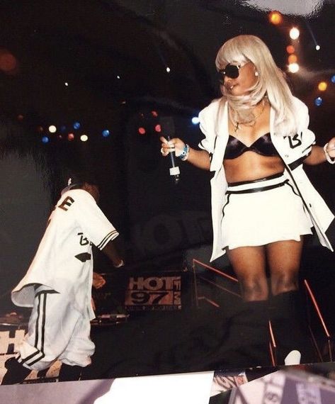 Lil Kim 90s Fashion, Lil Kim 1996, Lil Kim 90s, 90s Black Culture Aesthetic, 00’s Fashion, 90s Hip Hop Party, Yearbook Photoshoot, 90’s Outfits, Hip Hop 90s