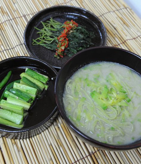 Buddhist Food, Cooking Pumpkin Seeds, Temple Food, Pickled Cucumber, Cooking Pork Chops, Cheap Food, Middle Aged Women, Vegetarian Cooking, Cooking Class