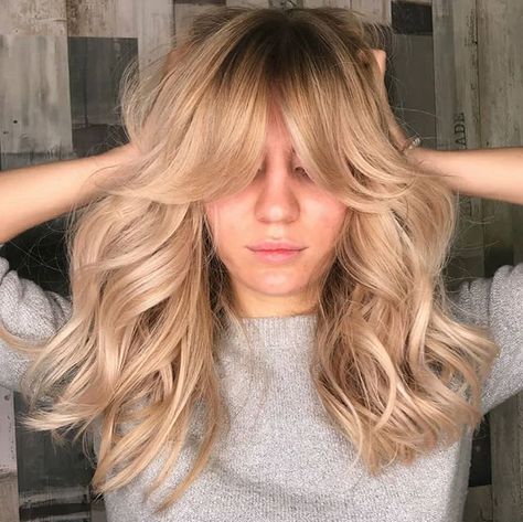 * Genius shape, gorgeous color ... by @pirania_ya #shag #shadowroot #farah #fringe #blonde #70shair #behindthechair #curtainbangs… Blond Hairstyles, 70s Hair, Blond Balayage, Hippie Hair, Farrah Fawcett, Penteado Cabelo Curto, Brown Blonde Hair, Long Blonde, Trending Hairstyles