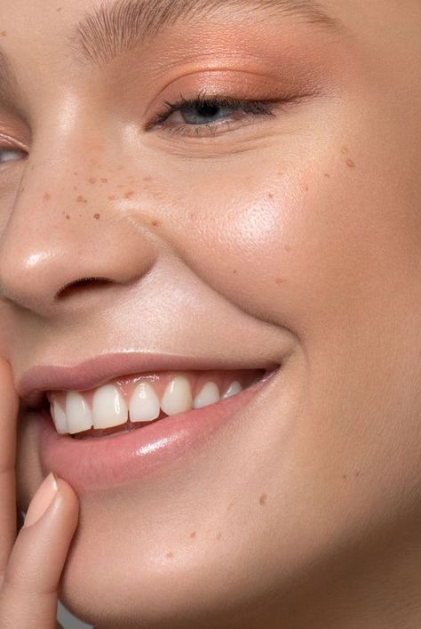 Follow this easy step-by-step tutorial for fake freckles makeup to apply fake freckles so they look natural, plus some of our favorite fake freckles products you can use. #beautyhacks #beautytips #details #makeuphacks #fauxfreckles  #womensfashion Freckles With Makeup, Eyebrow Goals, Freckled Skin, Pro Makeup Tips, Eyebrows Goals, Fair Skin Makeup, Freckles Makeup, Fake Freckles, The Best Foundation