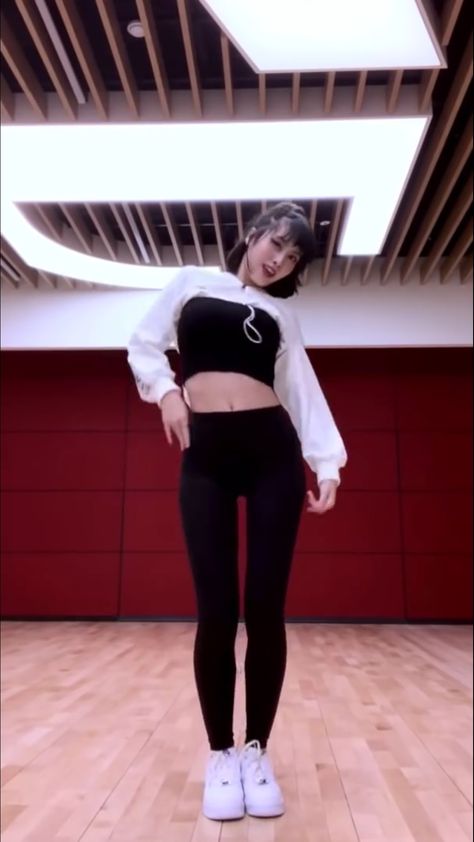 Momo Twice Bodygoals, Momo Dance Practice Outfits, Dance Practice Outfits Leggings, Twice Dance Practice Outfits, Momo Body Goals, Outfit Dokter, Momo Body, Kpop Dance Practice Outfits, Momo Hot