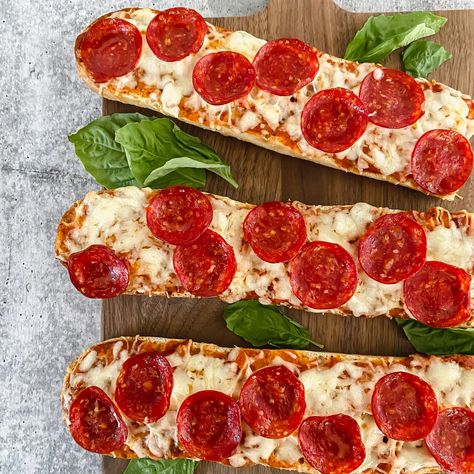 Easy Pepperoni Pizza Baguettes Baguette Pizza Recipe, Baguette Pizza, Easy Pepperoni Pizza, Postpartum Meal Prep, Postpartum Meal, Board Night, Platter Ideas, Food Motivation, Flatbread Pizza