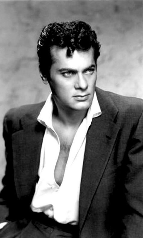 Tony Curtis, handsome 50s movie star Stars D'hollywood, Jack Lemmon, Tony Curtis, Hooray For Hollywood, Classic Movie Stars, Hollywood Icons, Hollywood Legends, Film Tv, Golden Age Of Hollywood