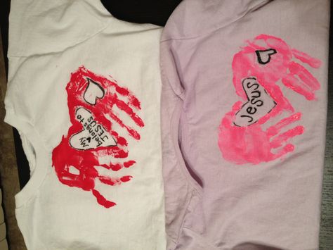 Valentine's Day handprint t-shirt craft. Hand Print Tshirt Ideas, Hand Print Shirt Couple, Daycare Valentines, Handprint Shirt, Hug Shirt, Hand Printed Shirt, Shirt Craft, Diy Photo Book, Vbs 2023