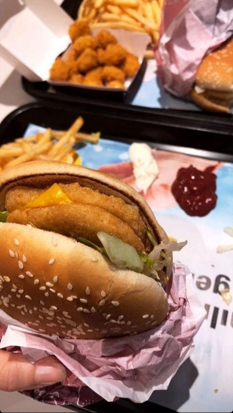 #hamburger #burgerking #fakestory #instastory Hamburger Story, Story Fake, Junk Food Snacks, 2000s Aesthetic, Pretty Wallpaper Iphone, Food Snapchat, Foods To Eat, Fake Story, Burger King