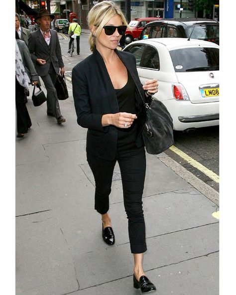 getting some penny loafers Minimalisticky Chic, Outfit Nero, Kate Moss Style, Mode Tips, Style Casual Chic, Walking Down The Street, Woman In Black, Carla Bruni, Mode Casual