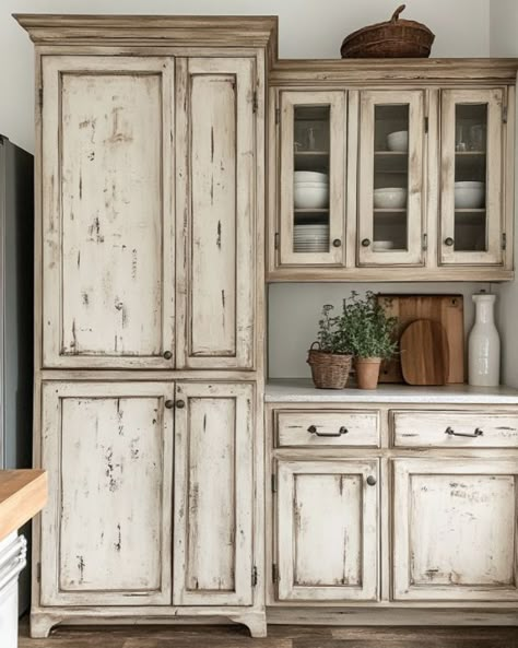 White Antique Kitchen Cabinets, How To Distress Cabinets, Distressed Cabinets Diy, Antique Cabinets Makeover, Old White Cabinets Kitchen, How To Distress Kitchen Cabinets, Distressed Cabinets Kitchen, Distressed Cupboards, White Distressed Kitchen Cabinets